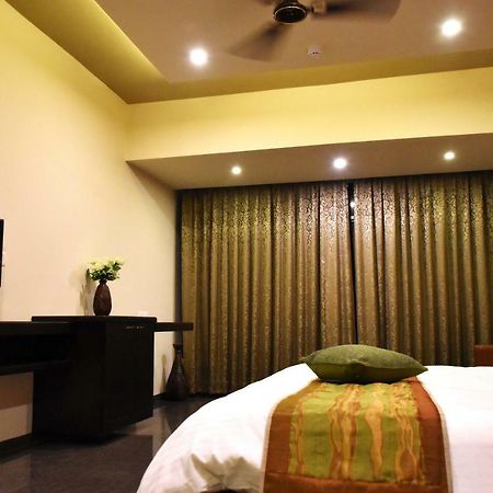 Hotel Opulence Nadiad Exterior photo